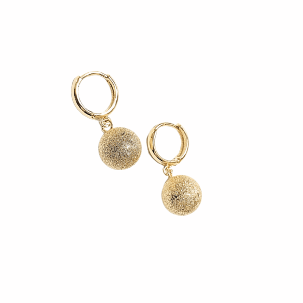 BOLITAS DIAMANTADAS    |    Aretes huggies colgantes  - Talla M    |    Laminado oro