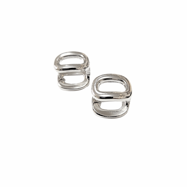 "O"VALADAS PLATEDAS  |    Aretes tipo huggies - Medianos   |    Laminado en rodio - Imagen 4