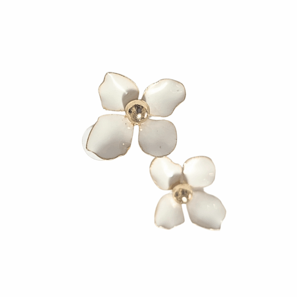 FLORES BLANCAS   |    Aretes pegaditos - Medianas  |    Laminado en oro, esmaltado - Imagen 4