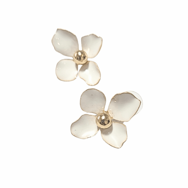FLORES BLANCAS   |    Aretes pegaditos - Medianas  |    Laminado en oro, esmaltado - Imagen 2