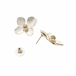 FLORES BLANCAS   |    Aretes pegaditos - Medianas  |    Laminado en oro, esmaltado
