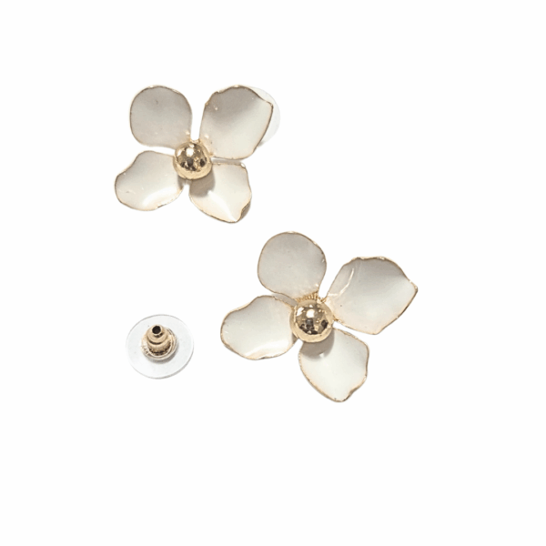 FLORES BLANCAS   |    Aretes pegaditos - Medianas  |    Laminado en oro, esmaltado - Imagen 5