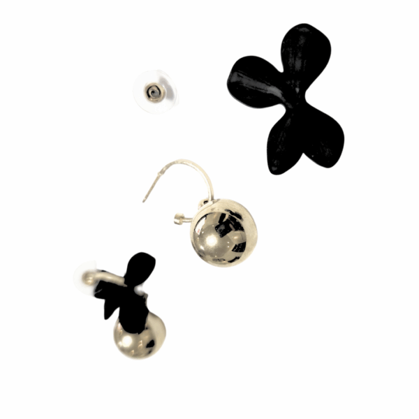 BOLITAS CON MOÑITOS NEGROS   |    Aretes pegaditos colgantes - Grandes   |    Laminado en oro - Imagen 2