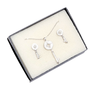 Llaves   |   Conjunto de collar con dije mediano y aretes chicos en juego   |    Baño de rodio