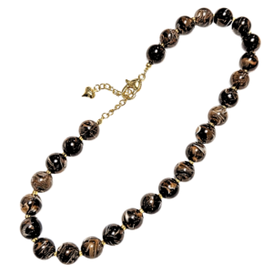 Café con crema   |   Collar estilo chicle bomba - Corto y grueso   |    Acrílico con broche de acero