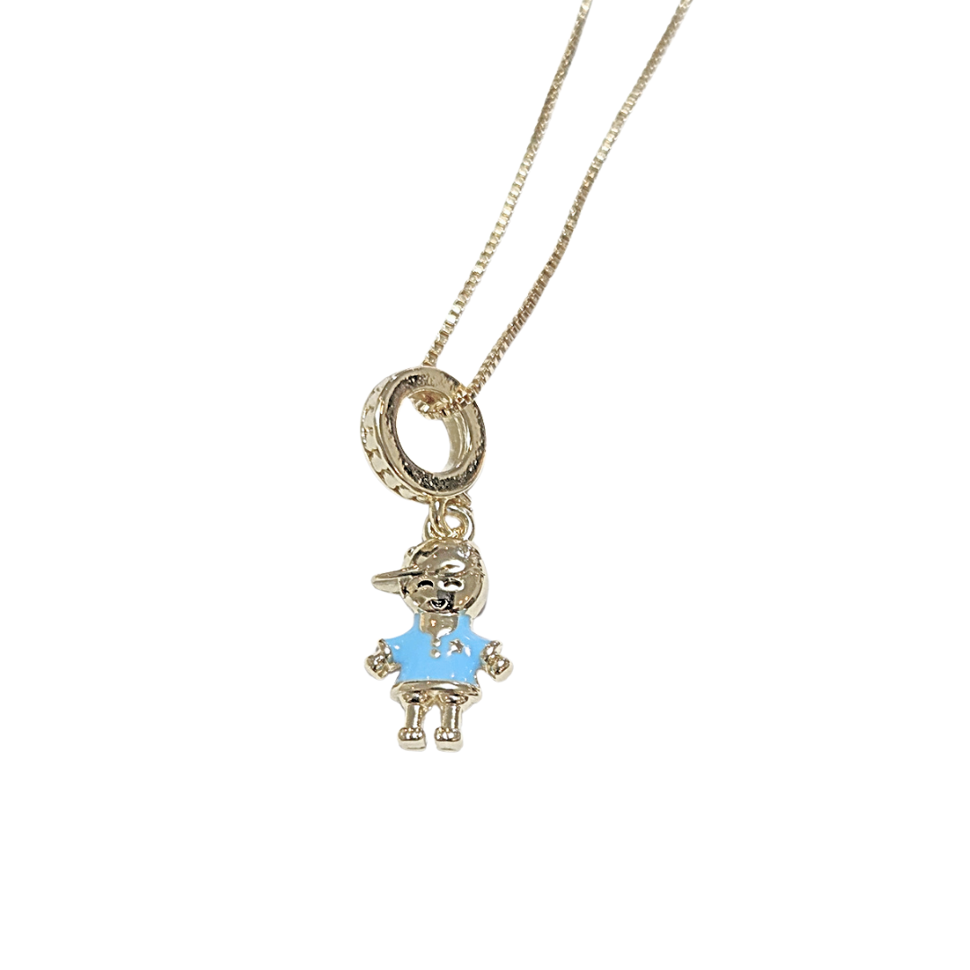 NIÑO DE PLAYERA AZUL Y GORRA | Collar cadena ajustable y dije chico - 45 cm de largo y charm chico | Laminado en oro - Imagen 2