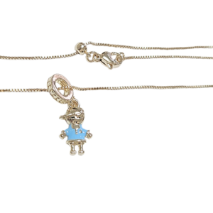 NIÑO DE PLAYERA AZUL Y GORRA | Collar cadena ajustable y dije chico - 45 cm de largo y charm chico | Laminado en oro