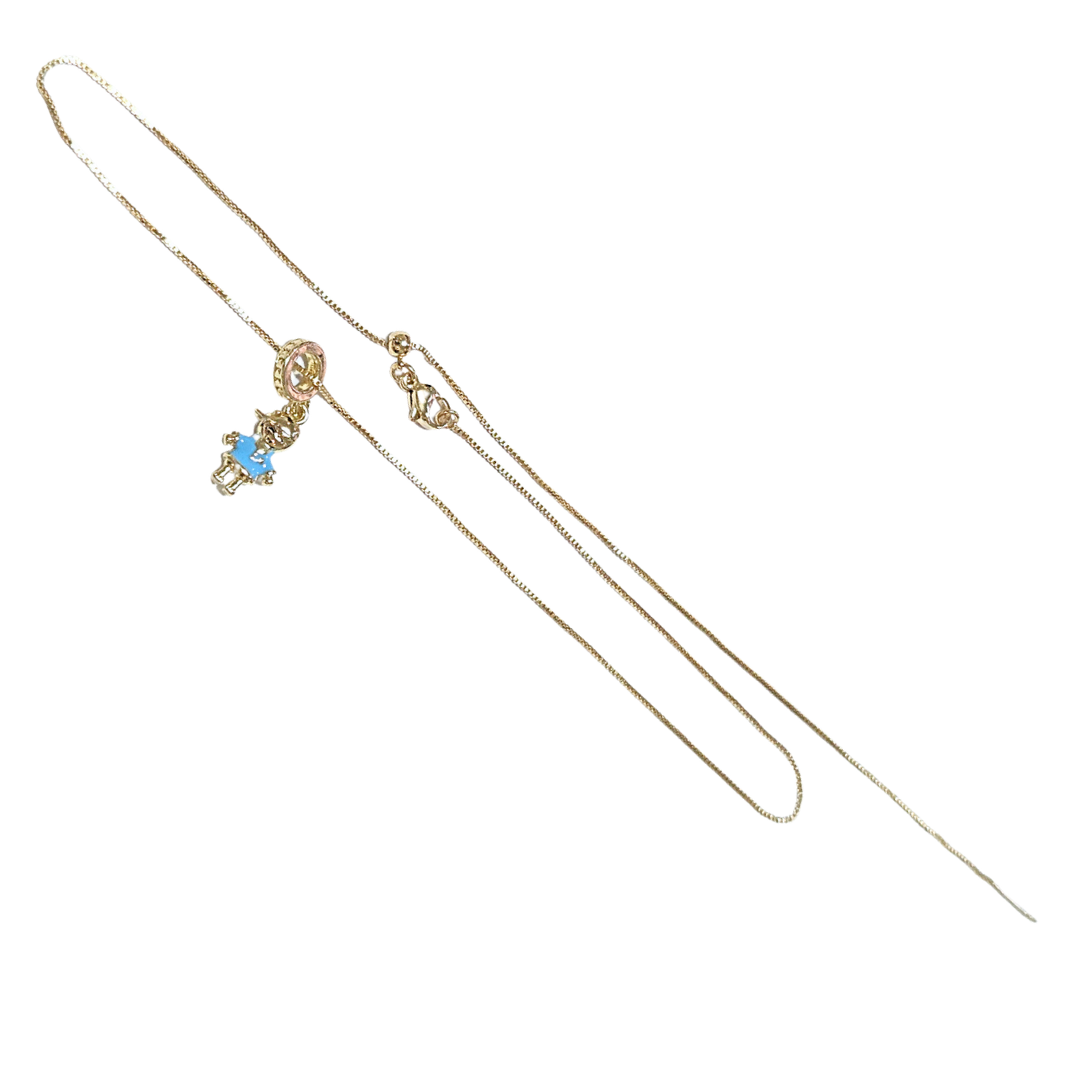 NIÑO DE PLAYERA AZUL Y GORRA | Collar cadena ajustable y dije chico - 45 cm de largo y charm chico | Laminado en oro - Imagen 3
