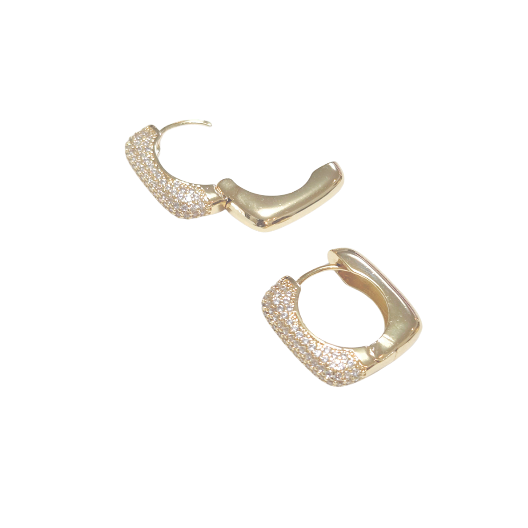 SEMI CUADRADOS CON PIEDRAS | Aretes huggies tipo arracadas - medianas | Laminado en oro