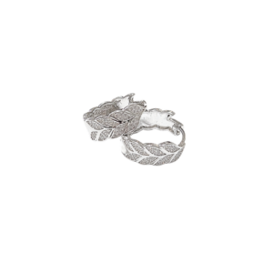 FIGURA DE HOJAS PLATEADAS | Aretes huggies tipo arracadas - chicas | Laminado en rodio