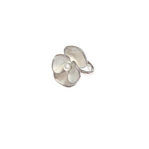 PLATEADO CON FLOR BLANCA    |   Anillo chunky ajustable - No 9 aprox.  |   Acero inoxidable esmaltado